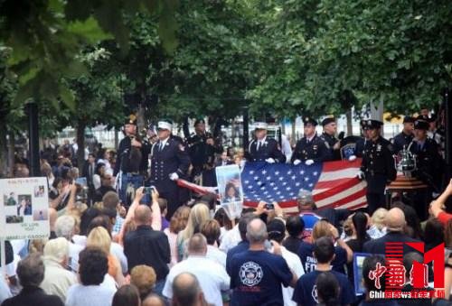 纽约世贸中心遗址纪念广场举行隆重悼念活动，为在2001年9月11日恐怖袭击事件中的遇难者默哀和追悼。 